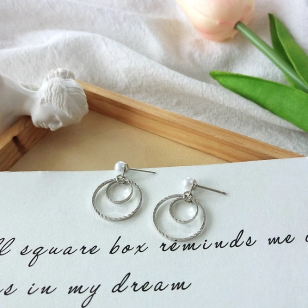 ✨2 / $10✨ Circle stud earring with pearl
